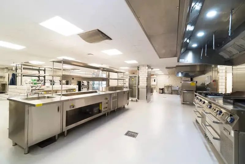 Cozinha profissional com piso industrial