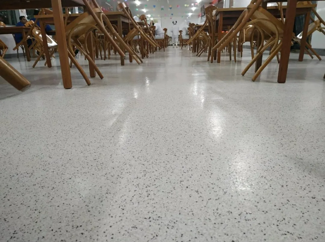 Salão com piso industrial granulado