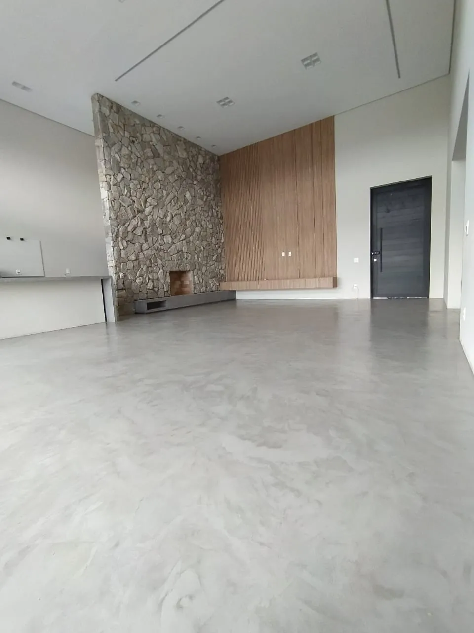 Sala com piso de microcimento cinza