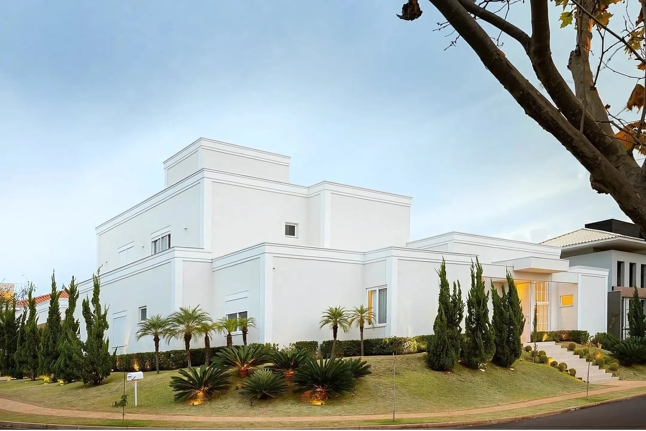 Casa branca recém-pintada com jardim