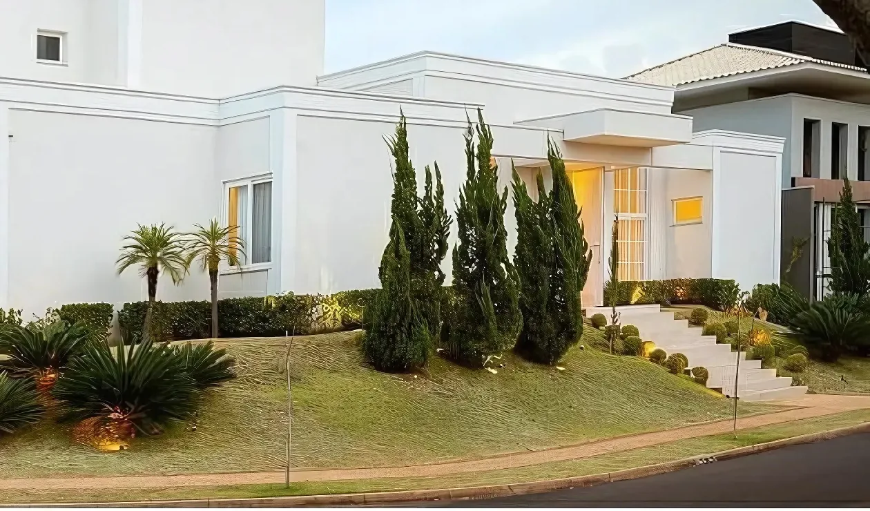 Entrada da casa com jardim