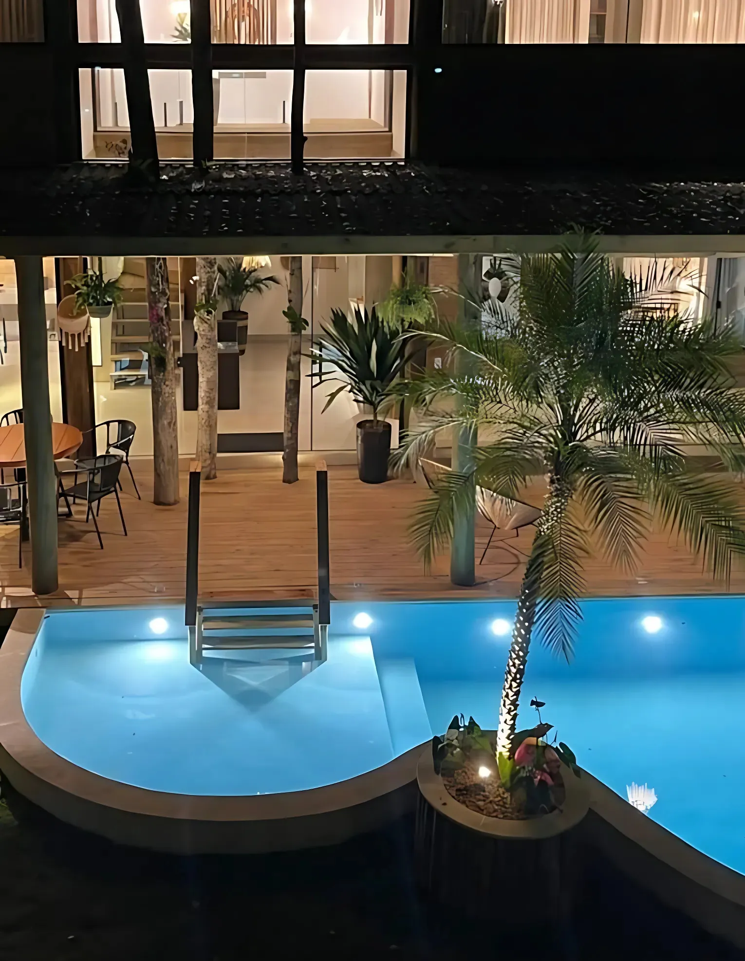 Piscina iluminada à noite